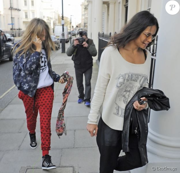 Cara Delevingne et Michelle Rodriguez rentrent au domicile de Cara à Londres. Le 6 mars 2014.