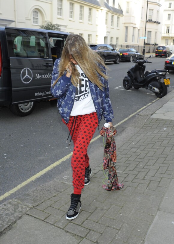 Cara Delevingne, de retour à son domicile avec Michelle Rodriguez. Londres, le 6 mars 2014.