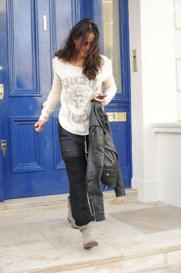 Michelle Rodriguez quitte le domicile de Cara Delevingne. Londres, le 6 mars 2014.