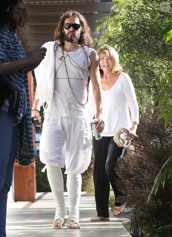 Russell Brand emmène sa mère Barbara à son cours de yoga à Los Angeles, le 24 novembre 2012.