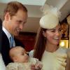 Le prince William et la duchesse de Cambridge avec leur petit prince George, à la Chapelle Royale de Saint James's Palace, à Londres le 23 octobre 2013