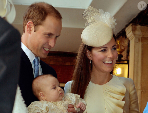 Le prince William et la duchesse de Cambridge avec leur petit prince George, à la Chapelle Royale de Saint James's Palace, à Londres le 23 octobre 2013