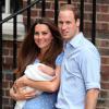 Kate Middleton, le prince William et leur fils George, devant l'hôpital St Mary de Londres, le 23 juillet 2013