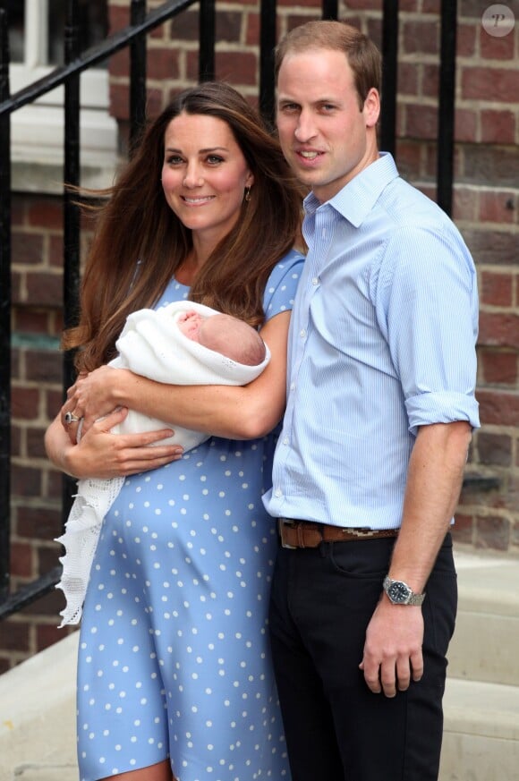 Kate Middleton, le prince William et leur fils George, devant l'hôpital St Mary de Londres, le 23 juillet 2013