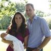 Le prince William et son épouse la duchesse de Cambridge, avec leur fils le prince George le 20 août 2013 dans les jardins de la famille de Kate Middleton, à Bucklebury