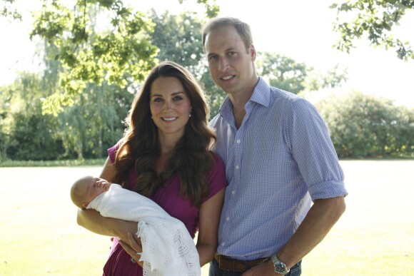 Le prince William et son épouse la duchesse de Cambridge, avec leur fils le prince George le 20 août 2013 dans les jardins de la famille de Kate Middleton, à Bucklebury