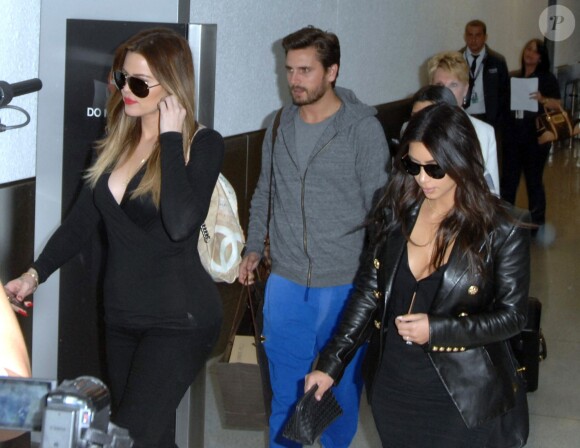 Khloé Kardashian, Scott Disick et Kim Kardashian à l'aéroport de Los Angeles, le 11 mars 2014.
