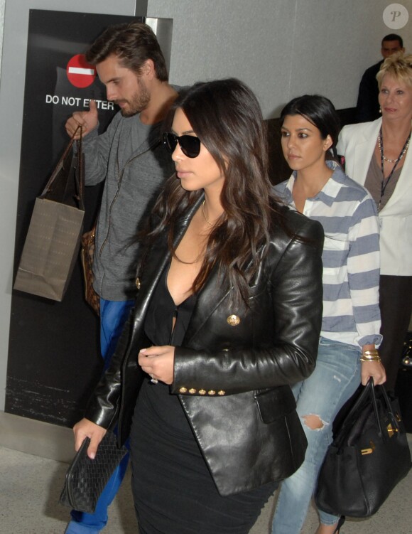 Kim, Kourtney Kardashian et Scott Disick à l'aéroport de Los Angeles, le 11 mars 2014.