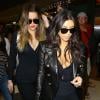 Khloé et Kim Kardashian arrivent à l'aéroport de Miami, le 11 mars 2014.