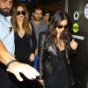 Khloé et Kim Kardashian arrivent à l'aéroport de Miami, le 11 mars 2014.