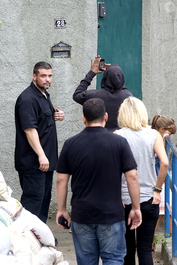 Kanye West visite une favéla de Rio de Janeiro, accompagné d'un groupe. Le 8 mars 2014.