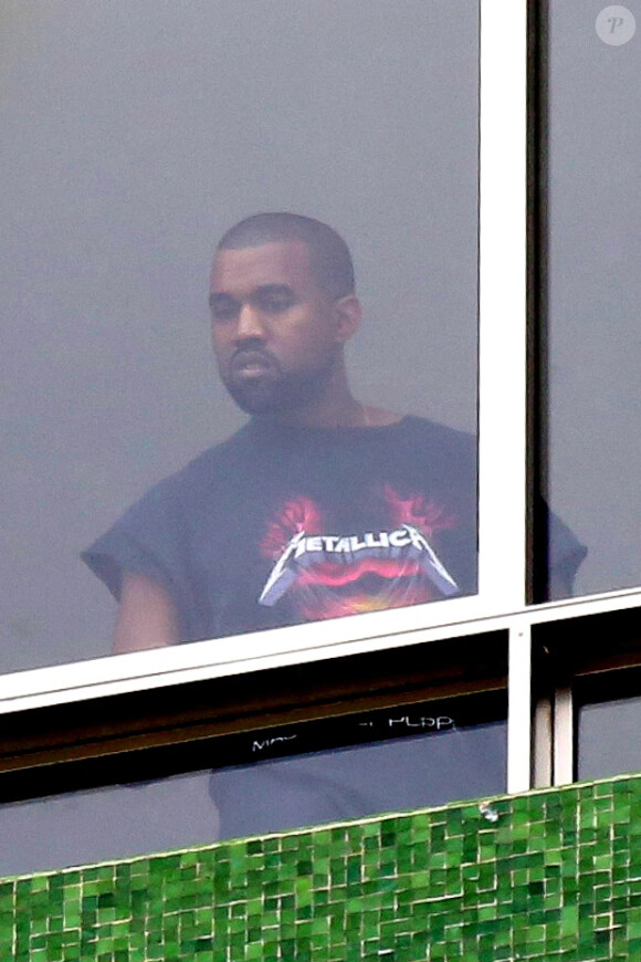 Kanye West, à la fenêtre de sa chambre d'hôtel à Rio de Janeiro. Le 9 mars 2014.