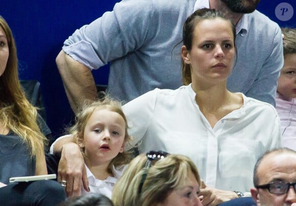 Laure Manaudou et sa fille Manon assistent à la finale de l'open 13 de tennis à Marseille le 23 février 2014.