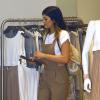 Kylie Jenner fait du shopping avec ses soeurs dans la boutique Intermix. Miami, le 12 mars 2014.