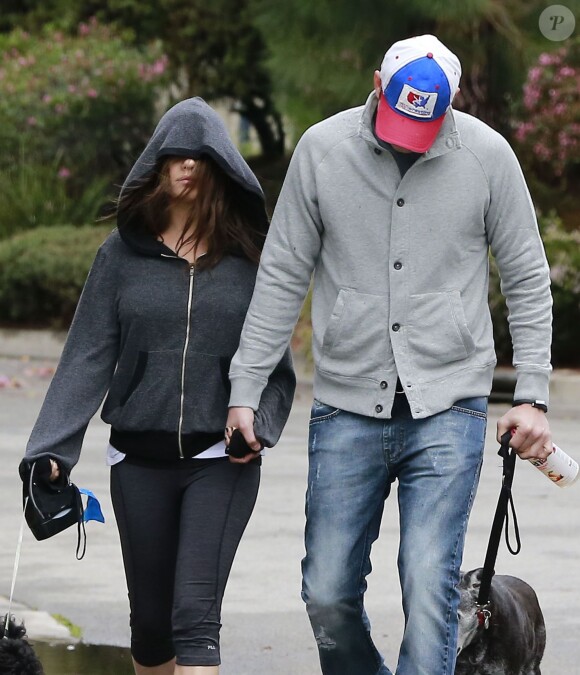 Exclusif - Ashton Kutcher et sa fiancée Mila Kunis promènent leurs chiens à Los Angeles. Le 01 Mars 2014.