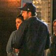 Ashton Kutcher et sa fiancée Mila Kunis avec des amis au restaurant à Studio City, Los Angeles, le 12 mars 2014.
