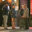 Ashton Kutcher et Mila Kunis avec des amis devant un restaurant à Studio City, Los Angeles, le 12 mars 2014.