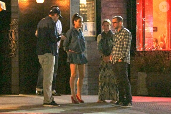 Ashton Kutcher et Mila Kunis avec des amis devant un restaurant à Studio City, Los Angeles, le 12 mars 2014.