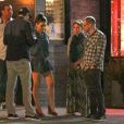 Ashton Kutcher et Mila Kunis avec des amis au restaurant à Studio City, Los Angeles, le 12 mars 2014.