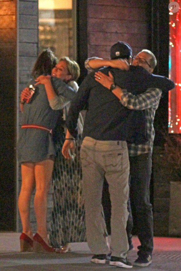 Ashton Kutcher et sa chérie Mila Kunis avec des amis au restaurant à Studio City, Los Angeles, le 12 mars 2014.