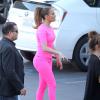 Jennifer Lopez, rose bonbon sous le soleil de West Hollywood, porte un top et jean J Brand, avec des souliers Christian Louboutin. Le 12 mars 2014.