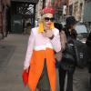 Rita Ora, de sortie dans le quartier de SoHo à New York, habillée d'un manteau et d'un ensemble crop-top et jupe kaki Prada. Le 12 mars 2014.