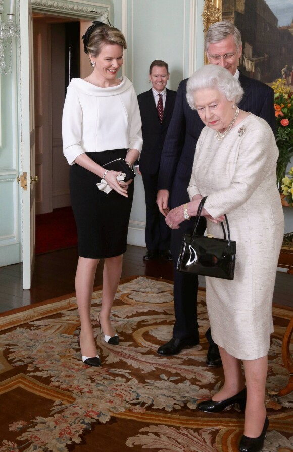 Le roi Philippe et la reine Mathilde de Belgique ont rencontré la reine Elisabeth II d'Angleterre au Palais de Buckingham, à Londres, le 13 mars 2014.