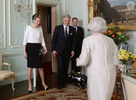 Le roi Philippe et Mathilde de Belgique ont rencontré la reine Elisabeth II d'Angleterre au Palais de Buckingham, à Londres, le 13 mars 2014.