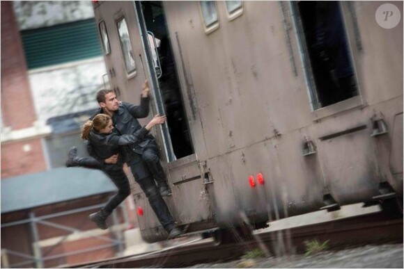 Shailene Woodley et Theo James amoureux dans Divergente.