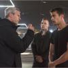 Neil Burger conseille Theo James et Jai Courtney dans Divergente.