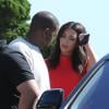 Kim Kardashian, vêtue d'une robe rouge, arrive pour déjeuner avec son fiancé Kanye West au restaurant Nobu à Malibu, le 14 mars 2014, par une belle journée ensoleillée.