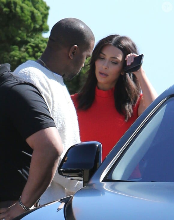 Kim Kardashian, vêtue d'une robe rouge, arrive pour déjeuner avec son fiancé Kanye West au restaurant Nobu à Malibu, le 14 mars 2014, par une belle journée ensoleillée.