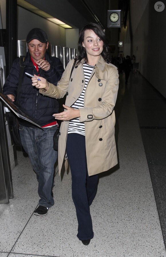 Margot Robbie de retour de Nouvelle Zélande, ici photographiée à l'aéroport de Los Angeles, le 3 mars 2014.