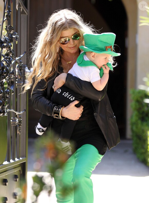 Fergie avec son fils Axl à Brentwood, le 16 mars 2014.