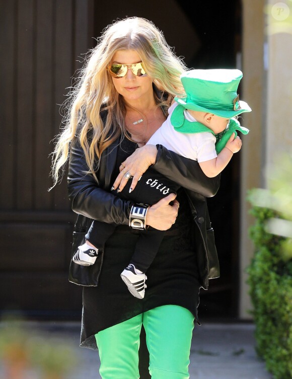 Fergie avec son petit Axl dans les rues de Brentwood, le 16 mars 2014.