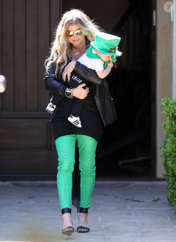 Fergie et son mari Josh Duhamel sortent de chez eux avec leur fils Axl pour se rendre chez des amis à l'occasion de la Saint-Patrick à Brentwood, le 16 mars 2014.