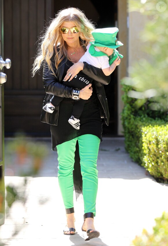 Fergie et son mari Josh Duhamel sortent de chez eux avec leur fils Axl pour se rendre chez des amis à l'occasion de la Saint-Patrick à Brentwood, le 16 mars 2014.