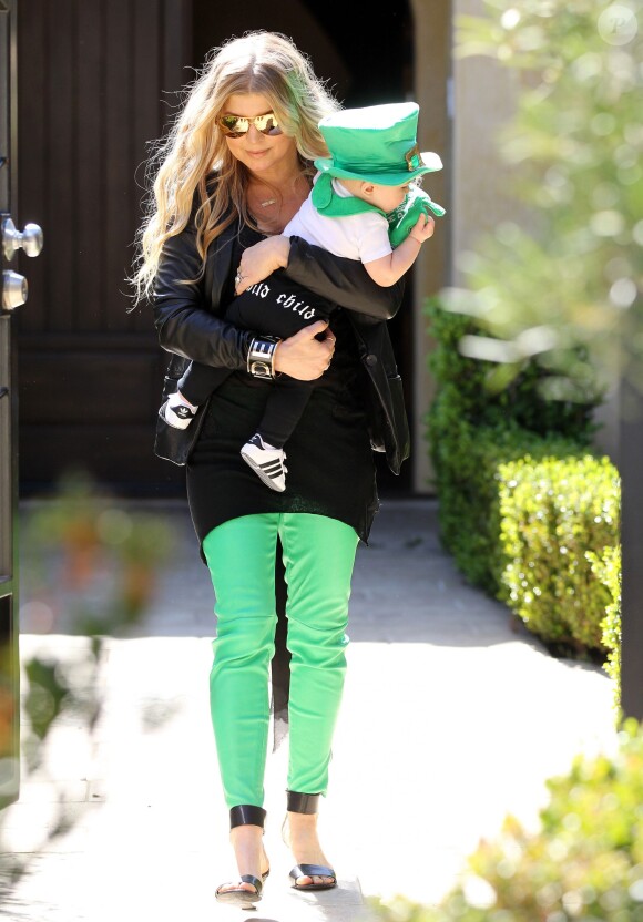 Fergie et son mari Josh Duhamel sortent de chez eux avec leur fils Axl pour se rendre chez des amis à l'occasion de la Saint-Patrick à Brentwood, le 16 mars 2014.