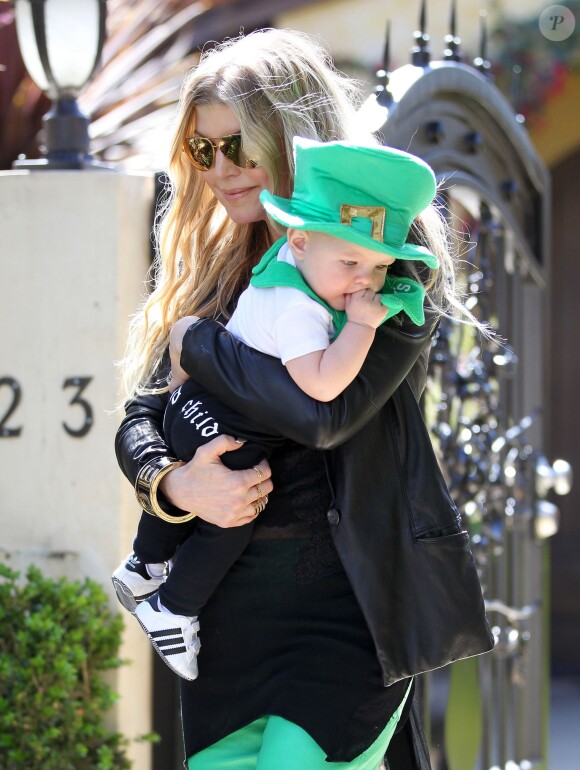 Fergie et son mari Josh Duhamel sortent de chez eux avec leur fils Axl pour se rendre chez des amis à l'occasion de la Saint-Patrick à Brentwood, le 16 mars 2014.