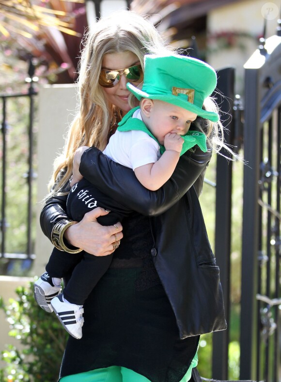 Fergie et son mari Josh Duhamel sortent de chez eux avec leur fils Axl pour se rendre chez des amis à l'occasion de la Saint-Patrick à Brentwood, le 16 mars 2014.