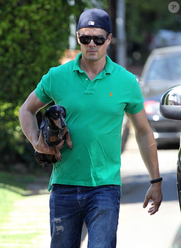 Fergie et son mari Josh Duhamel sortent de chez eux avec leur fils Axl pour se rendre chez des amis à l'occasion de la Saint-Patrick à Brentwood, le 16 mars 2014.