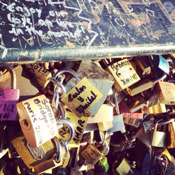 Heidi Klum a passé quelques jours à Paris avec son amoureux Vito Schnabel et a posté cette photo prise sur le pont des Arts, le pont des amoureux qui attachent un cadenas pour sceller leur amour...