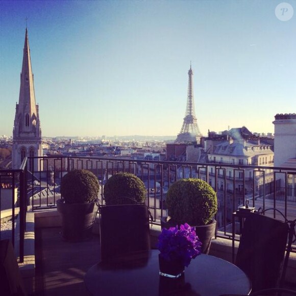 Heidi Klum a passé quelques jours à Paris avec son amoureux Vito Schnabel et a posté cette photo de la terrasse de son hôtel avec le commentaire 'Je t'aime'.