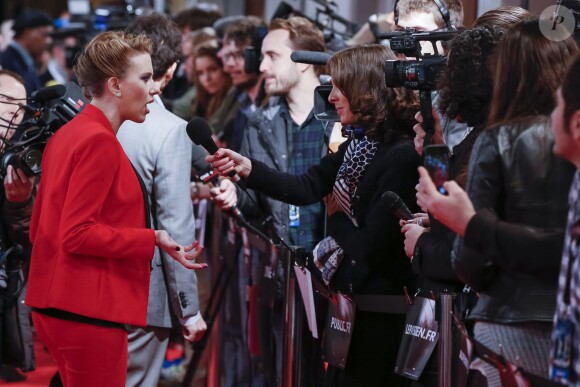 Scarlett Johansson enceinte à l'avant-première du film Captain America : Le Soldat de l'Hiver au Grand Rex à Paris, le 17 mars 2014.