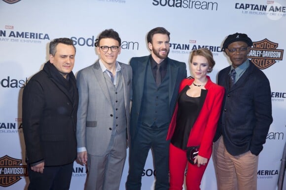 Anthony et Joe Russo, Chris Evans, Scarlett Johansson enceinte et Samuel L. Jackson à l'avant-première du film Captain America : Le Soldat de l'Hiver au Grand Rex à Paris, le 17 mars 2014.