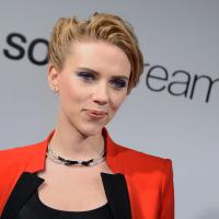 Scarlett Johansson, enceinte : Élégante pour le séduisant et barbu Chris Evans