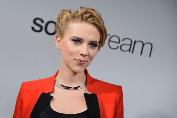 Scarlett Johansson enceinte et toute en élégance à l'avant-première du film Captain America : Le Soldat de l'Hiver au Grand Rex à Paris, le 17 mars 2014.