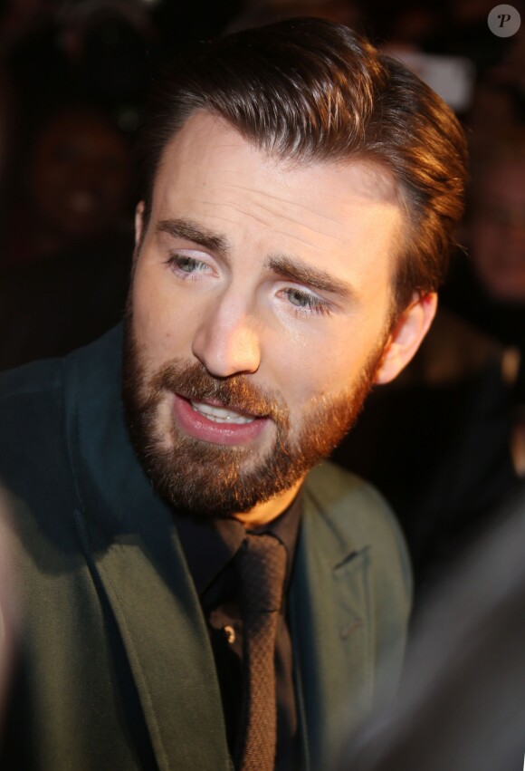 Chris Evans arrive à l'avant-première du film Captain America : Le Soldat de l'Hiver au Grand Rex à Paris, le 17 mars 2014.
