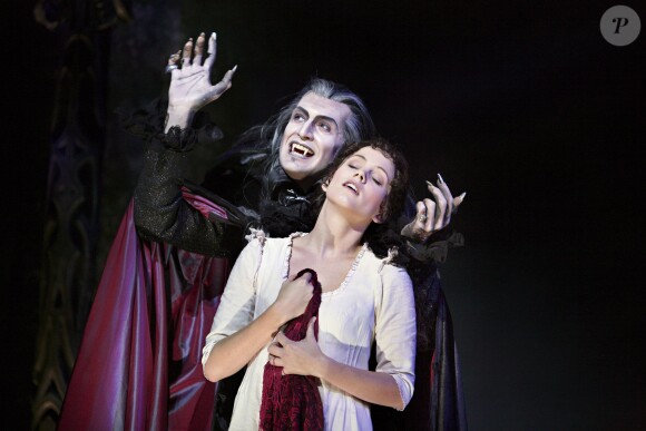 Le comte von Krolock et Sarah dans "Le bal des vampires", une comédie musicale mise en scène par Roman Polanski au Théâtre Mogador à partir du 16 octobre 2014.
