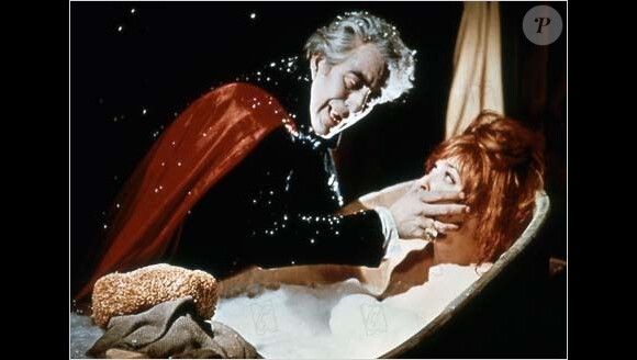 Ferdy Mayne (comte Von Krolock) et Sharon Tate (Sarah) dans "Le bal des vampires", en 1967.